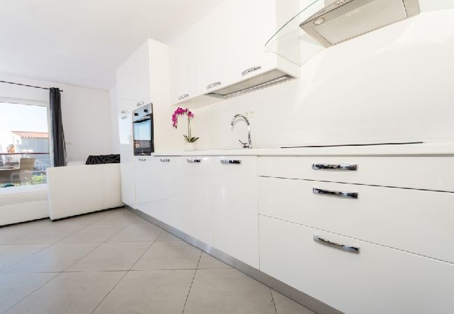 Appartement à Tribunj - Appartement dans Tribunj avec vue mer, terrasse, Climatisation, WIFI (4265-2) Appartement à Tribunj - Appartement dans Tribunj avec vue mer, terrasse, Climatisation, WIFI (4265-2)