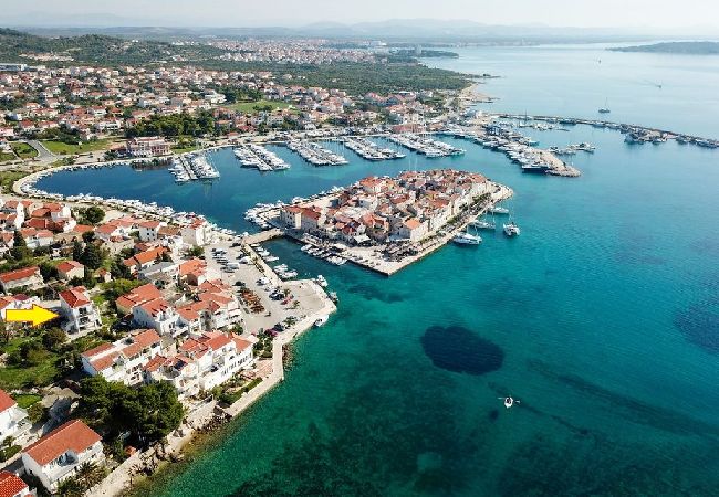 Appartement à Tribunj - Appartement dans Tribunj avec vue mer, terrasse, Climatisation, WIFI (4265-2) Appartement à Tribunj - Appartement dans Tribunj avec vue mer, terrasse, Climatisation, WIFI (4265-2)