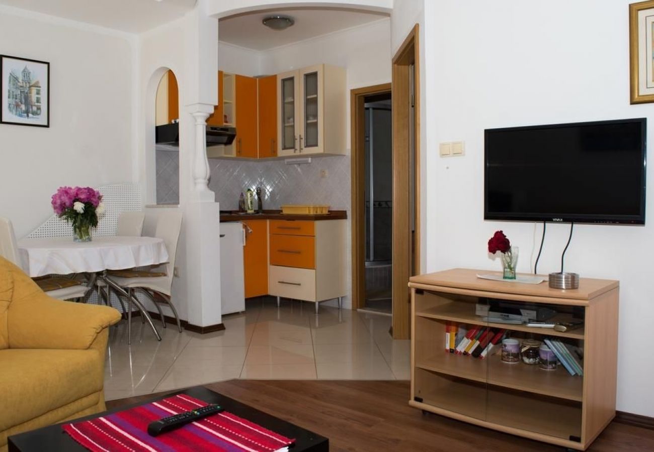 Appartement à Vodice - Appartement dans Vodice avec terrasse, Climatisation, WIFI, Machine à laver (4266-4)