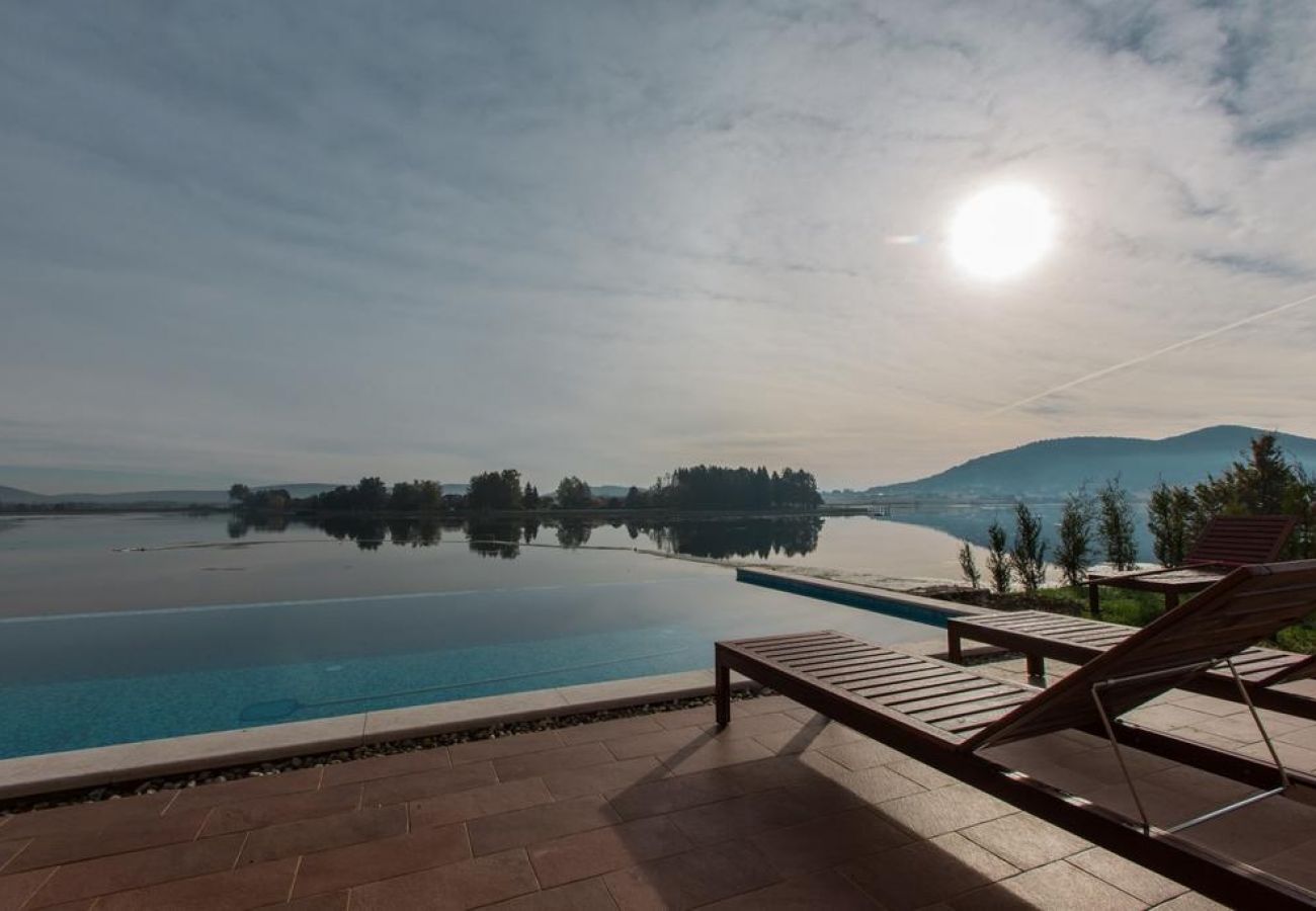 Maison à Ogulin - Maison de vacances dans Ogulin avec terrasse, Climatisation, WIFI, Machine à laver (4317-1)