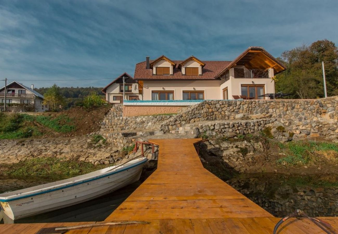 Maison à Ogulin - Maison de vacances dans Ogulin avec terrasse, Climatisation, WIFI, Machine à laver (4317-1)