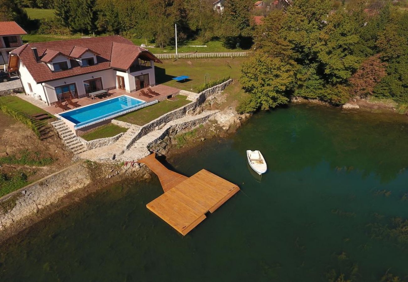 Maison à Ogulin - Maison de vacances dans Ogulin avec terrasse, Climatisation, WIFI, Machine à laver (4317-1)