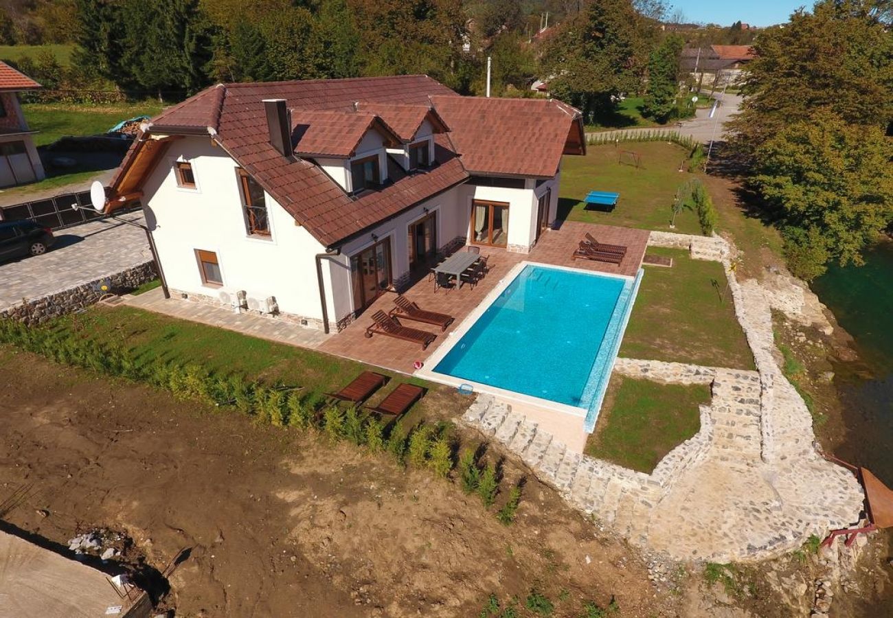 Maison à Ogulin - Maison de vacances dans Ogulin avec terrasse, Climatisation, WIFI, Machine à laver (4317-1)