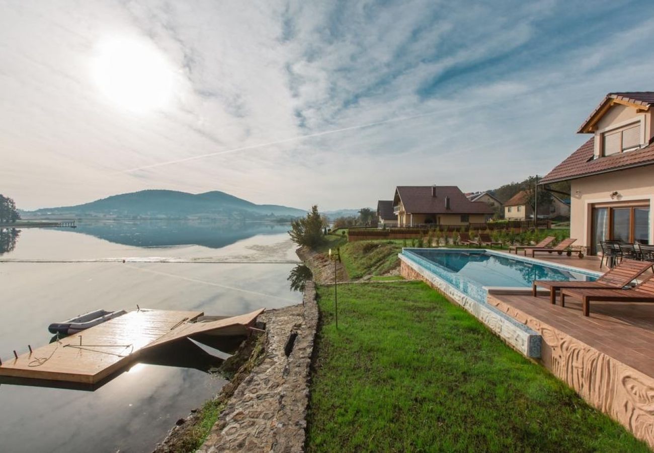 Maison à Ogulin - Maison de vacances dans Ogulin avec terrasse, Climatisation, WIFI, Machine à laver (4317-1)