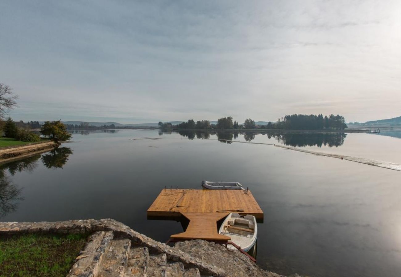 Maison à Ogulin - Maison de vacances dans Ogulin avec terrasse, Climatisation, WIFI, Machine à laver (4317-1)