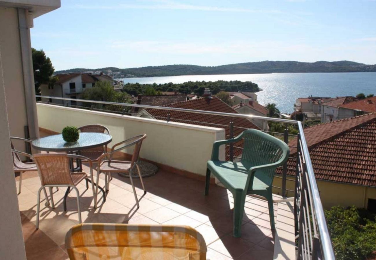 Appartement à Trogir - Appartement dans Trogir avec vue mer, terrasse, Climatisation, WIFI (4328-5)