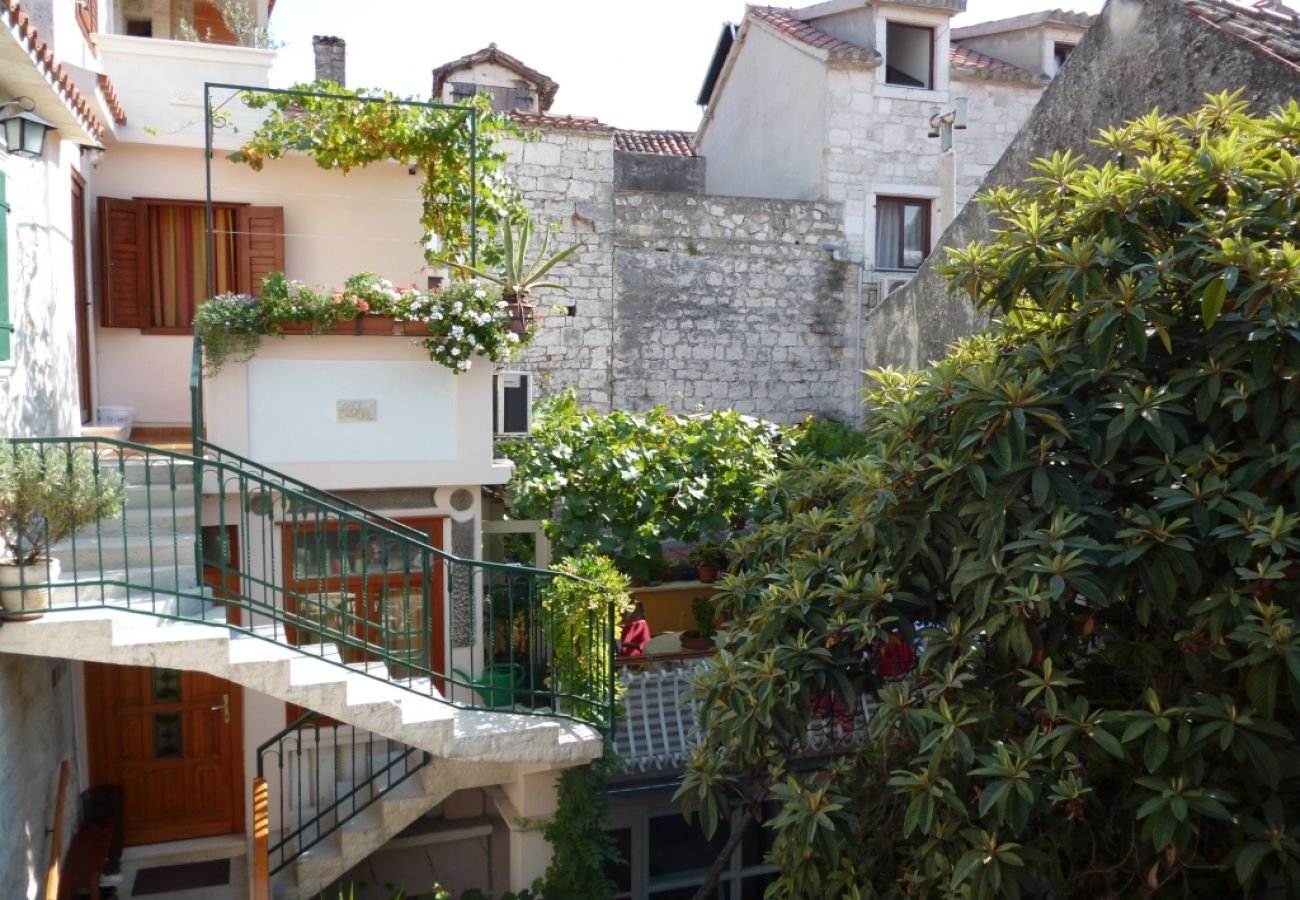 Chambres d'hôtes à Trogir - Chambre dans Trogir avec Balcon, Climatisation, WIFI (4324-3)