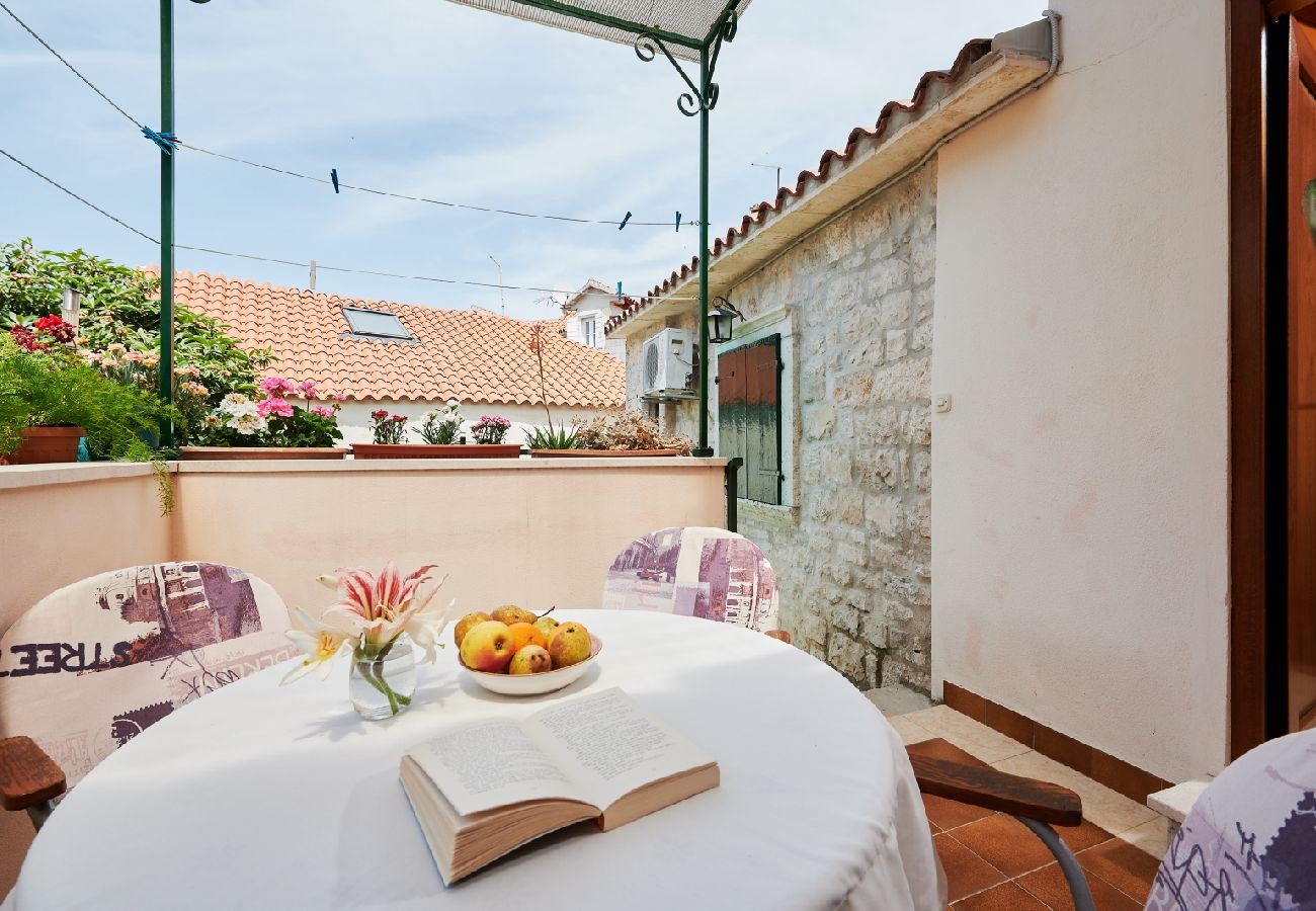 Chambres d'hôtes à Trogir - Chambre dans Trogir avec Balcon, Climatisation, WIFI (4324-3)