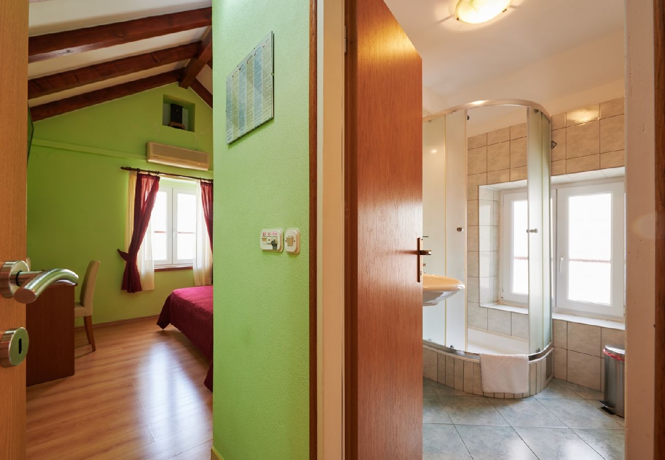 Chambres d'hôtes à Trogir - Chambre dans Trogir avec Balcon, Climatisation, WIFI (4324-3)