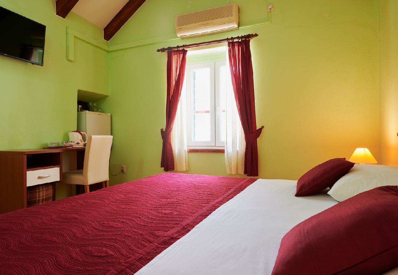 Chambres d'hôtes à Trogir - Chambre dans Trogir avec Balcon, Climatisation, WIFI (4324-3)