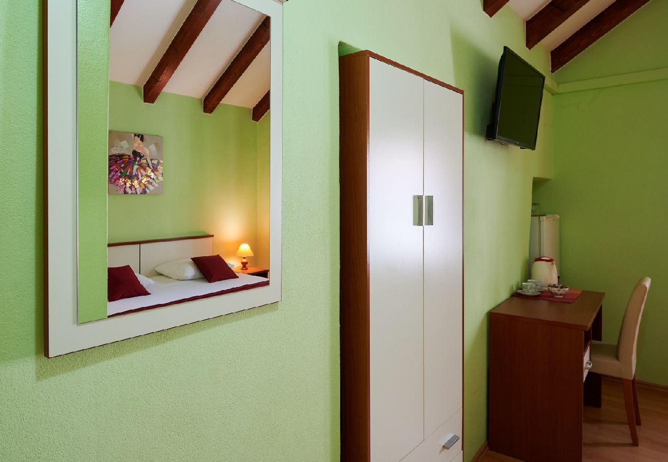 Chambres d'hôtes à Trogir - Chambre dans Trogir avec Balcon, Climatisation, WIFI (4324-3)