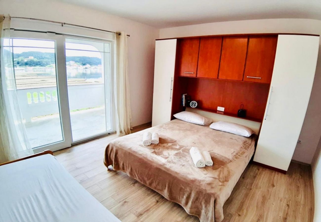 Appartement à Supetarska Draga - Appartement dans Supetarska Draga avec vue mer, Balcon, Climatisation, WIFI (4325-3)