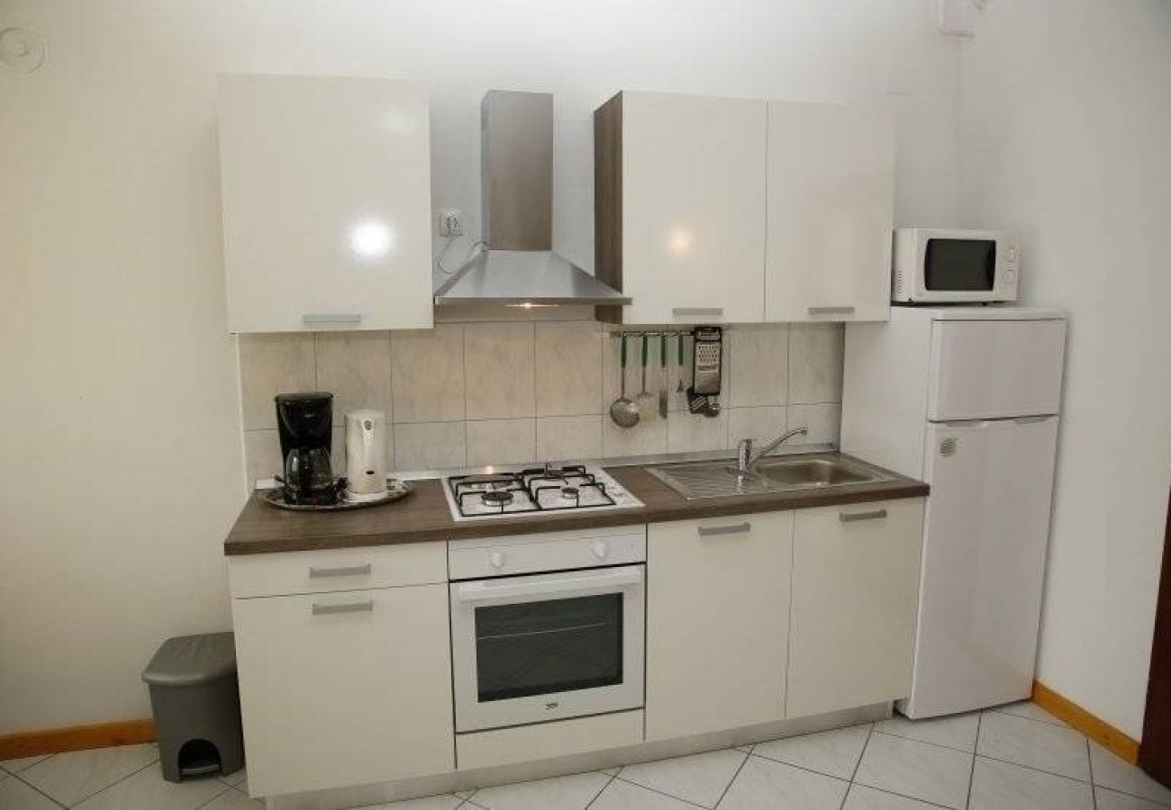 Appartement à Vodice - Appartement dans Vodice avec terrasse, Climatisation, WIFI, Machine à laver (4382-1)