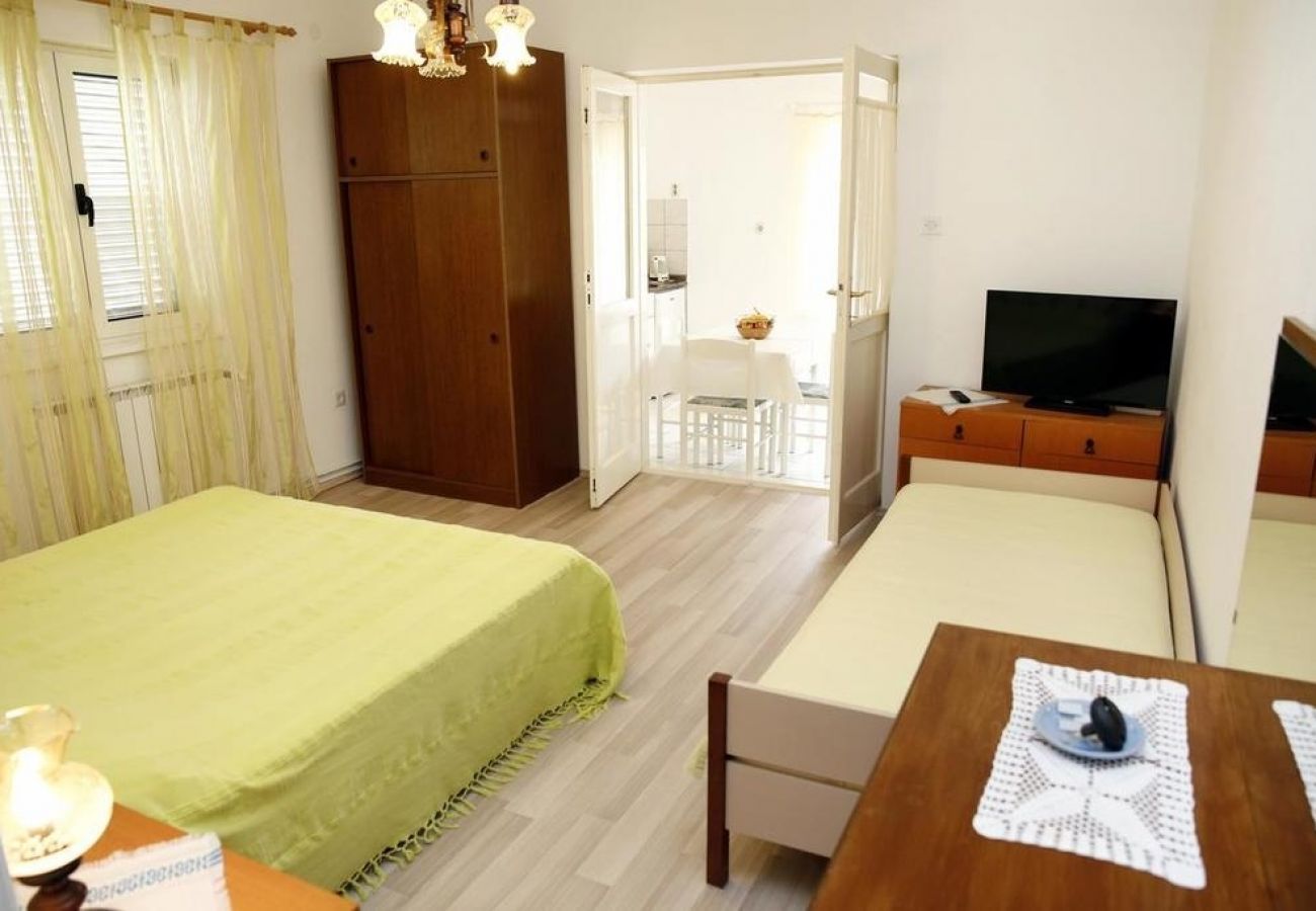 Appartement à Vodice - Appartement dans Vodice avec terrasse, Climatisation, WIFI, Machine à laver (4382-2)