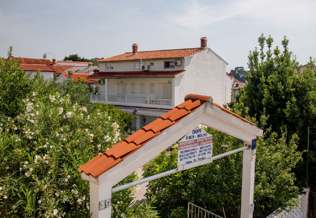 Appartement à Palit - Appartement dans Palit avec terrasse, Climatisation, WIFI, Machine à laver (4386-2)