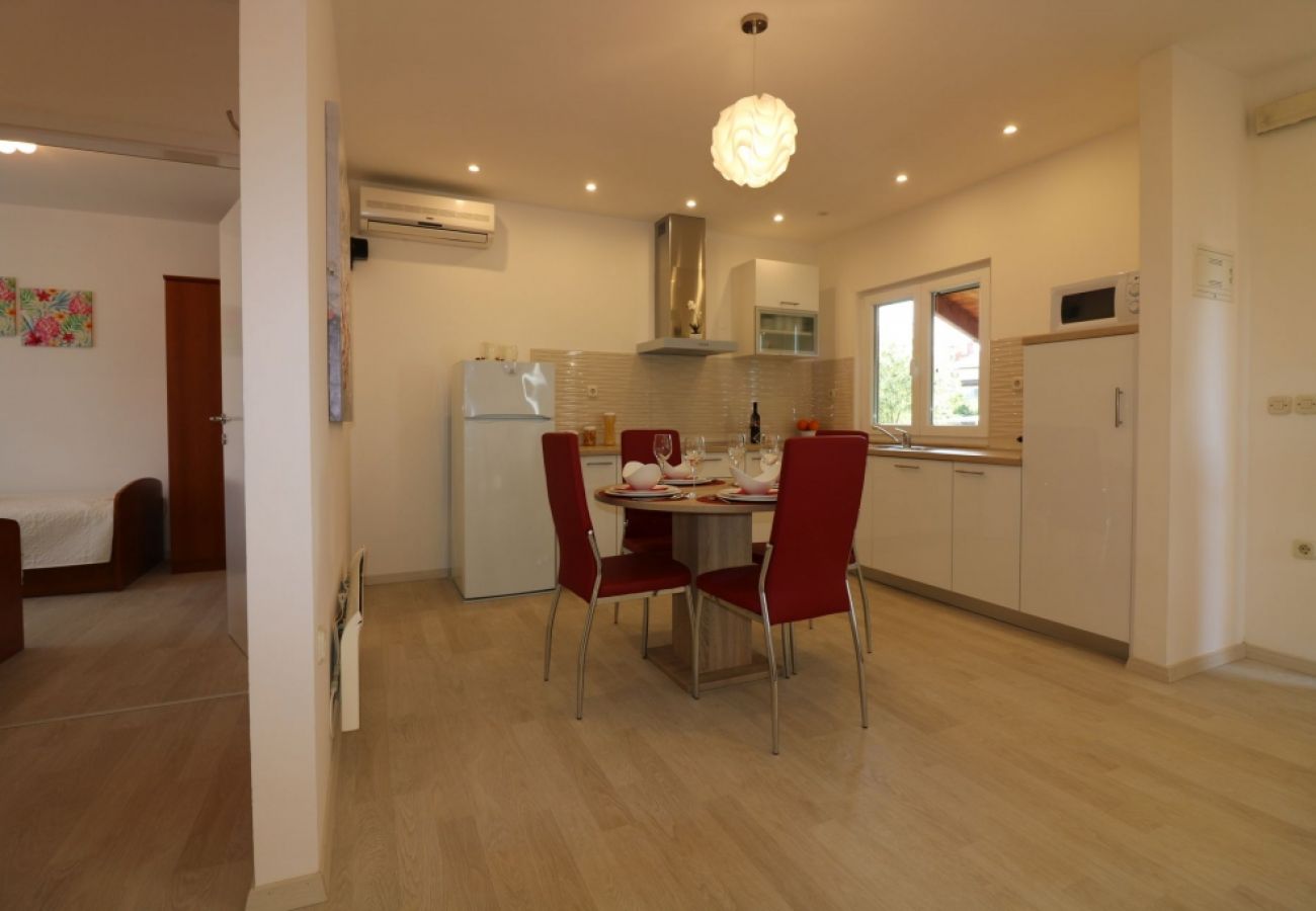 Maison à Porec - Maison de vacances dans Poreč avec terrasse, Climatisation, WIFI, Lave-vaisselle (4400-6)