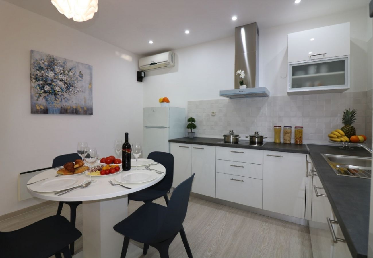 Maison à Porec - Maison de vacances dans Poreč avec terrasse, Climatisation, WIFI, Lave-vaisselle (4400-8)