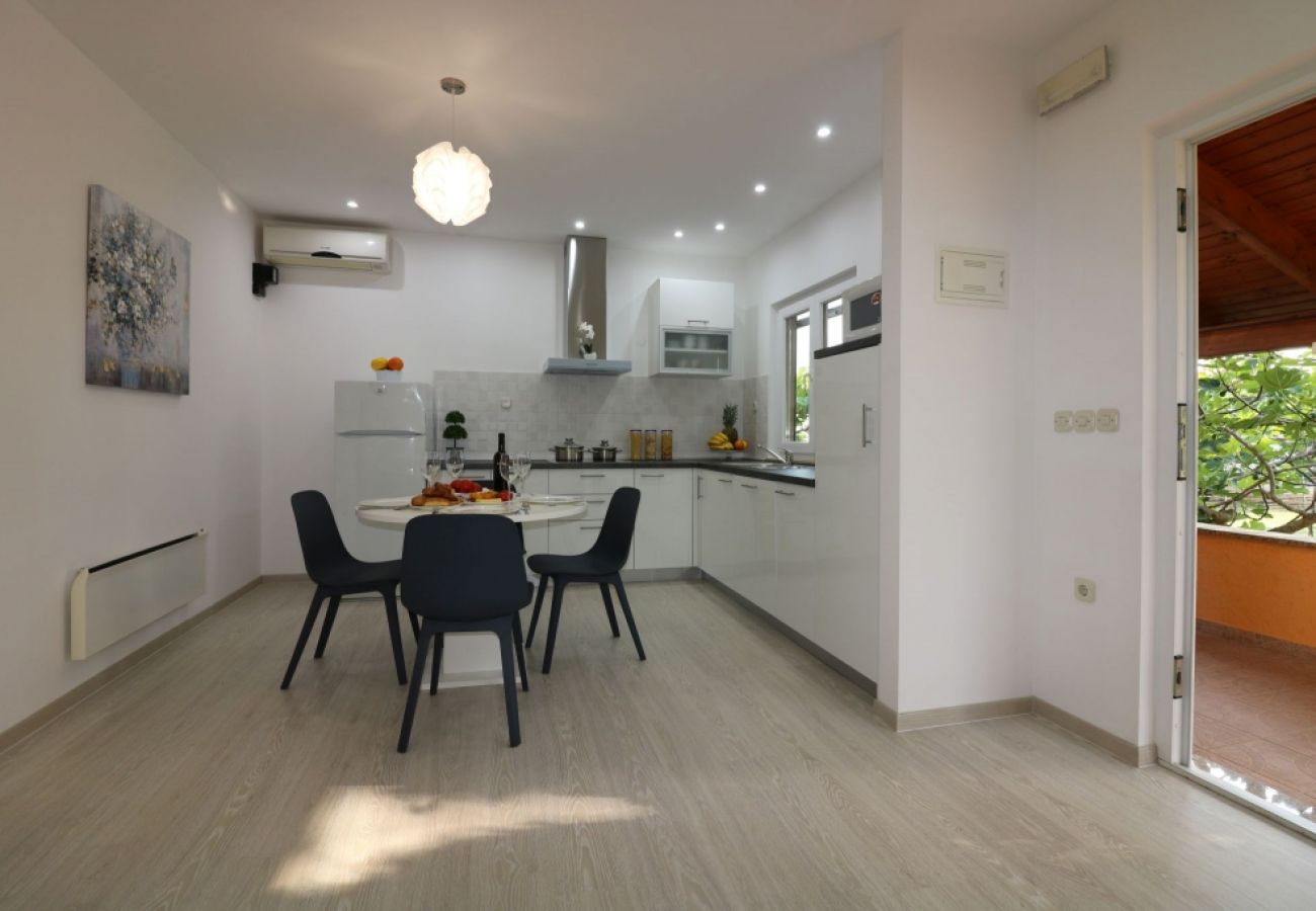 Maison à Porec - Maison de vacances dans Poreč avec terrasse, Climatisation, WIFI, Lave-vaisselle (4400-8)