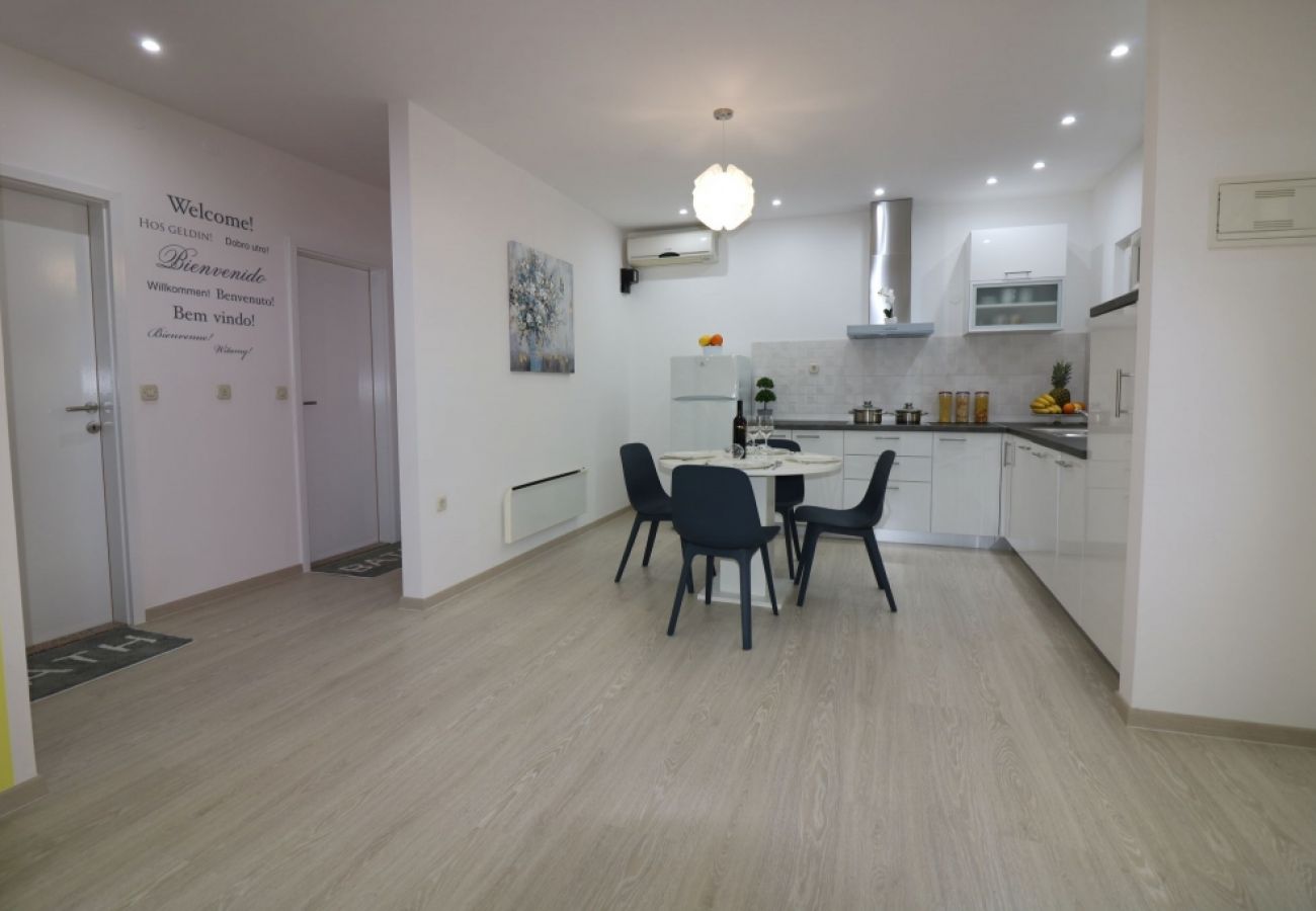 Maison à Porec - Maison de vacances dans Poreč avec terrasse, Climatisation, WIFI, Lave-vaisselle (4400-8)