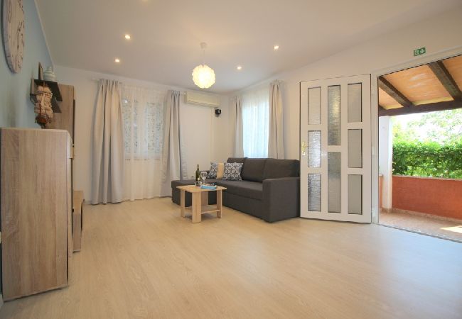 Maison à Porec - Maison de vacances dans Poreč avec terrasse, Climatisation, WIFI, Lave-vaisselle (4400-4) Maison à Porec - Maison de vacances dans Poreč avec terrasse, Climatisation, WIFI, Lave-vaisselle (4400-4)