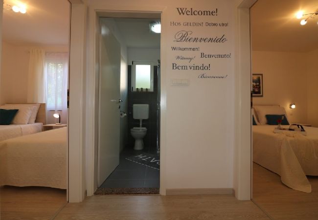 Maison à Porec - Maison de vacances dans Poreč avec terrasse, Climatisation, WIFI, Lave-vaisselle (4400-4) Maison à Porec - Maison de vacances dans Poreč avec terrasse, Climatisation, WIFI, Lave-vaisselle (4400-4)