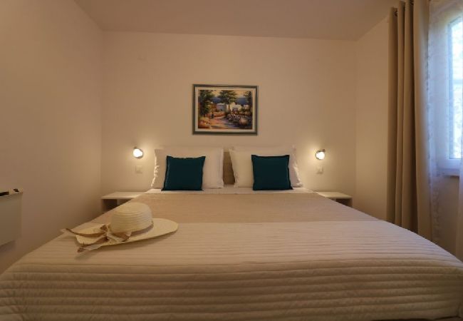 Maison à Porec - Maison de vacances dans Poreč avec terrasse, Climatisation, WIFI, Lave-vaisselle (4400-4) Maison à Porec - Maison de vacances dans Poreč avec terrasse, Climatisation, WIFI, Lave-vaisselle (4400-4)