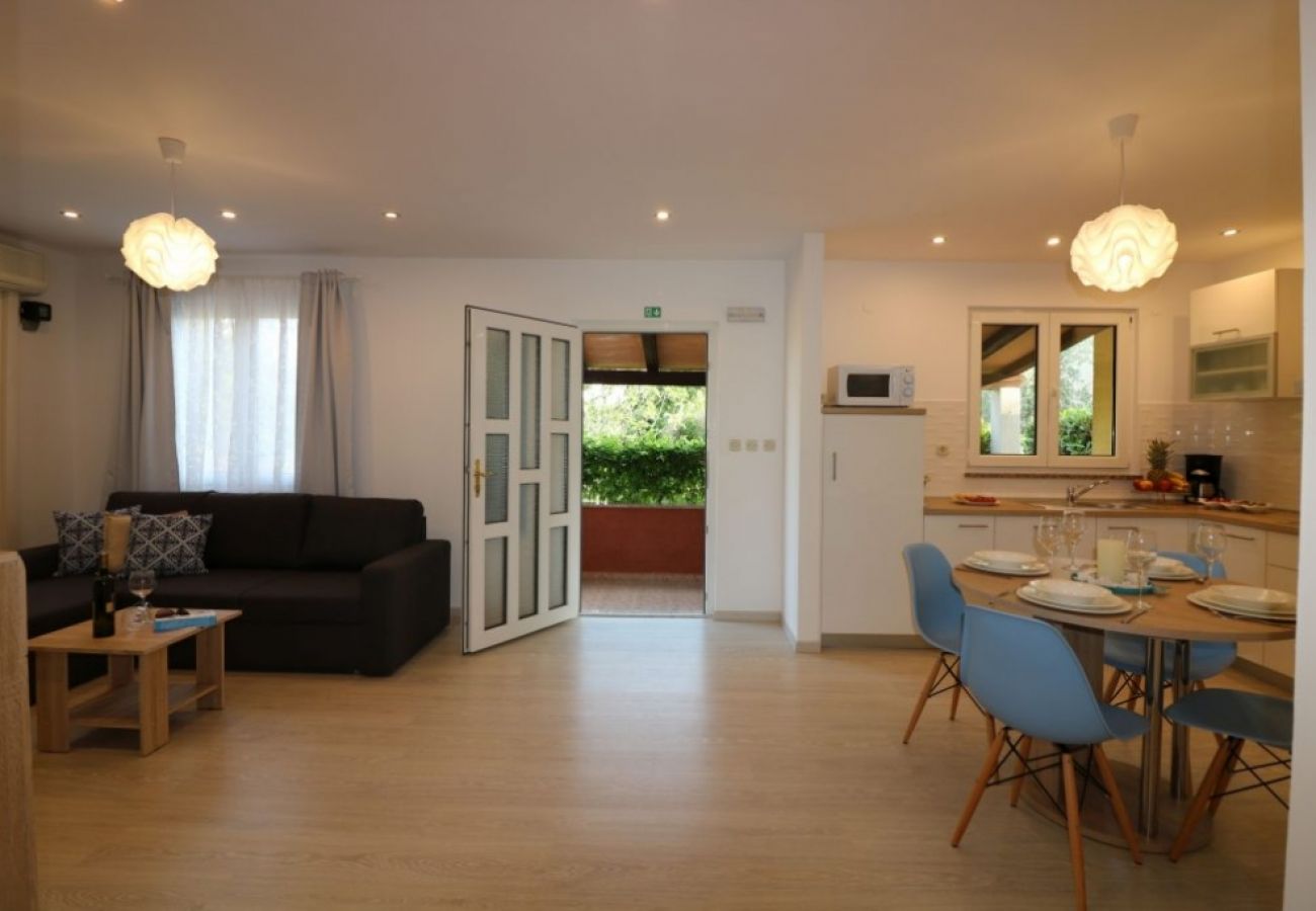 Maison à Porec - Maison de vacances dans Poreč avec terrasse, Climatisation, WIFI, Lave-vaisselle (4400-4)