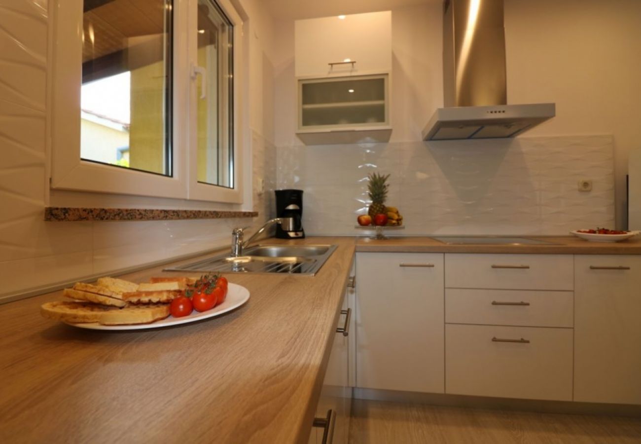 Maison à Porec - Maison de vacances dans Poreč avec terrasse, Climatisation, WIFI, Lave-vaisselle (4400-4)