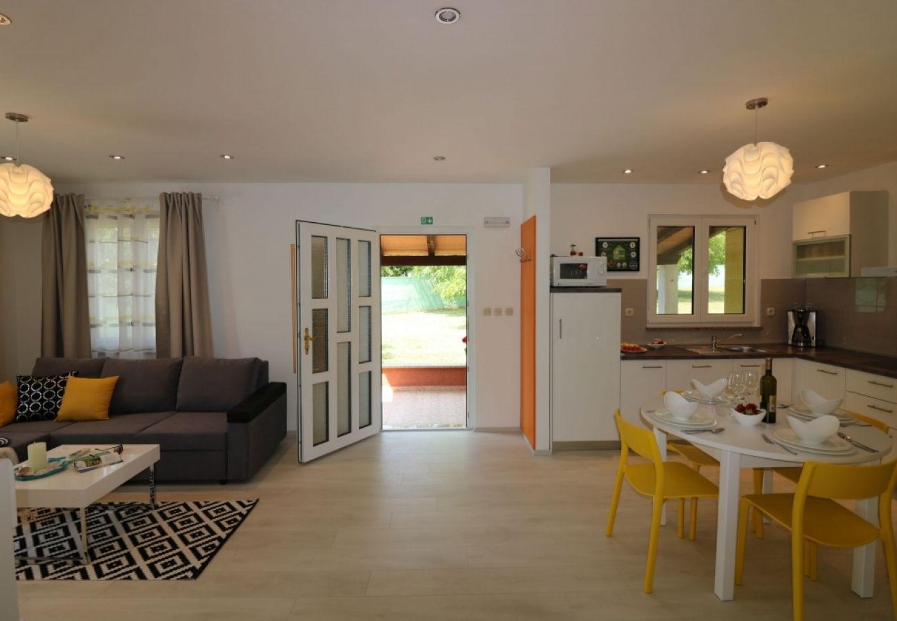 Maison à Porec - Maison de vacances dans Poreč avec terrasse, Climatisation, WIFI, Lave-vaisselle (4400-1)