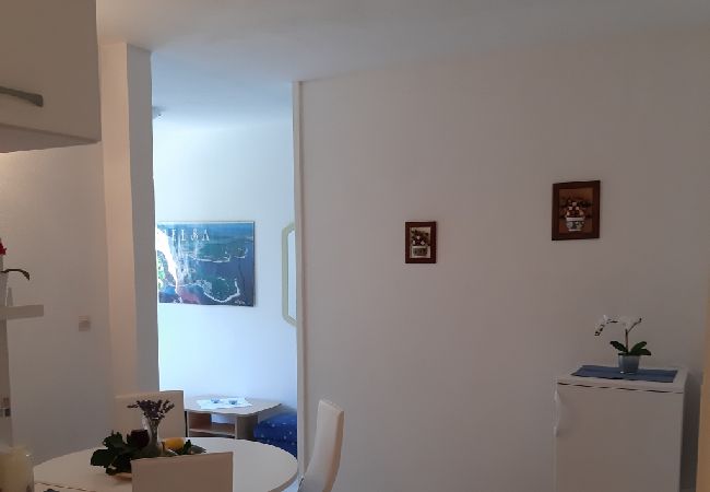 Appartement à Jelsa - Appartement dans Jelsa avec terrasse, Climatisation, WIFI (4440-2) Appartement à Jelsa - Appartement dans Jelsa avec terrasse, Climatisation, WIFI (4440-2)