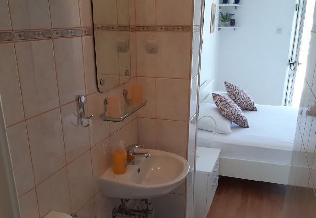 Appartement à Jelsa - Appartement dans Jelsa avec terrasse, Climatisation, WIFI (4440-2) Appartement à Jelsa - Appartement dans Jelsa avec terrasse, Climatisation, WIFI (4440-2)