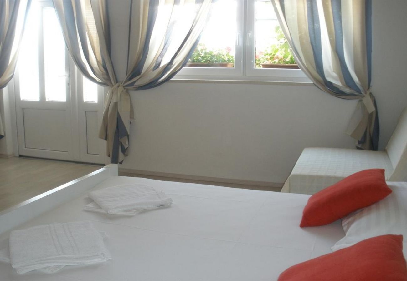 Maison à Vodice - Maison de vacances dans Vodice avec terrasse, Climatisation, WIFI (4449-1)