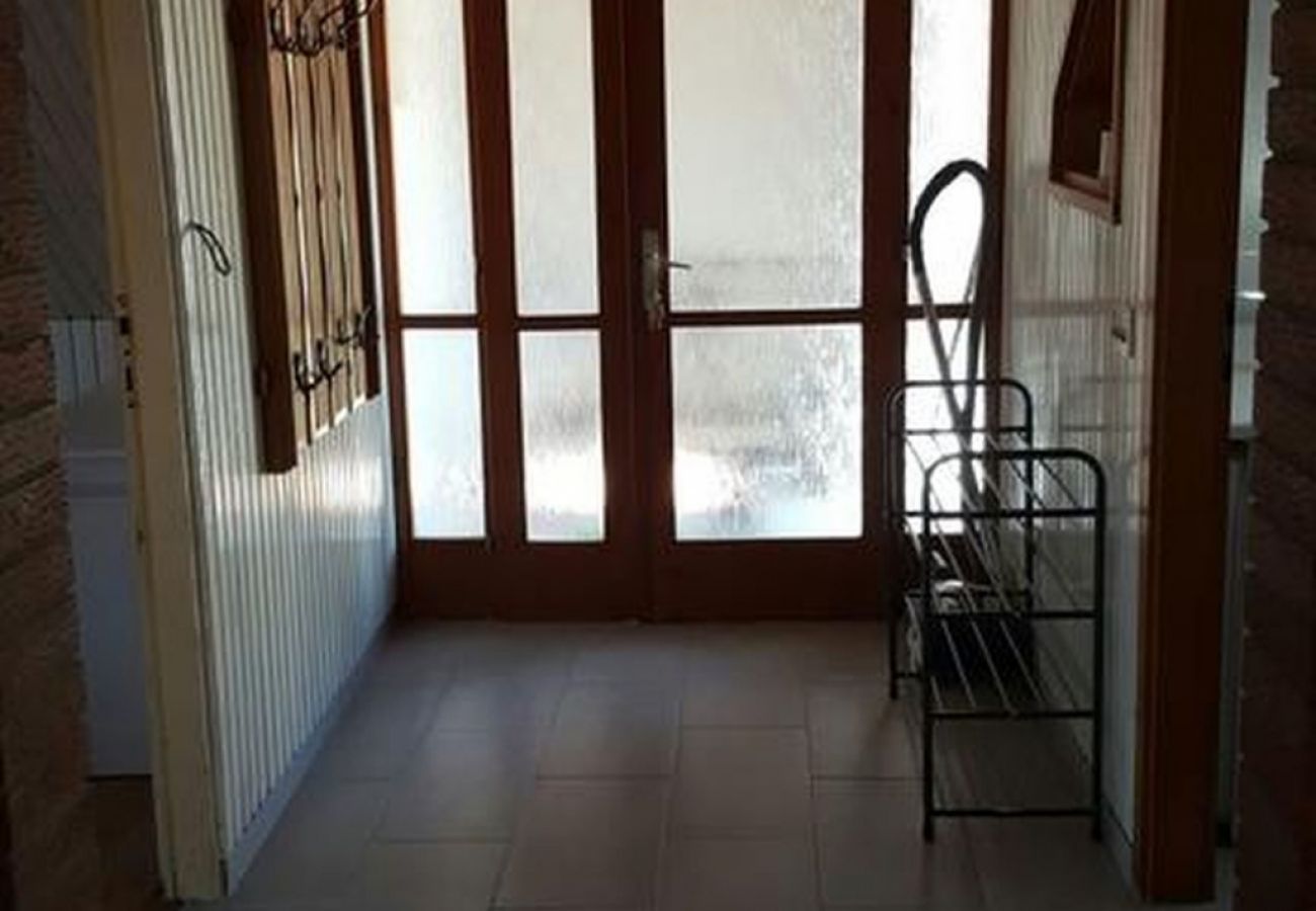 Appartement à Kaštel Kambelovac - Appartement dans Kaštel Kambelovac avec vue mer, Balcon, Climatisation, WIFI (4483-1)