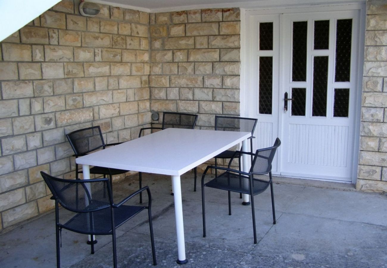 Appartement à Preko - Ferienwohnung in Preko mit Terrasse, Klimaanlage, W-LAN, Waschmaschine (4568-1)