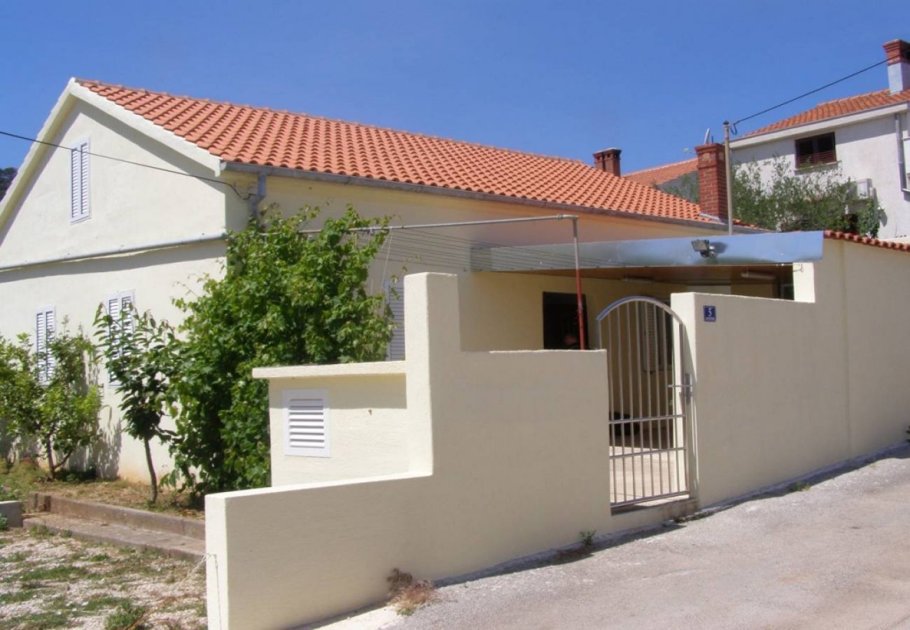 Maison à Preko - Ferienhaus in Preko mit Meerblick, Terrasse, Klimaanlage, W-LAN (4571-1)