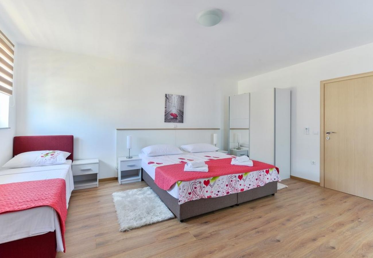 Appartement à Vir - Appartement dans Vir avec terrasse, Climatisation, WIFI, Lave-vaisselle (4589-1)