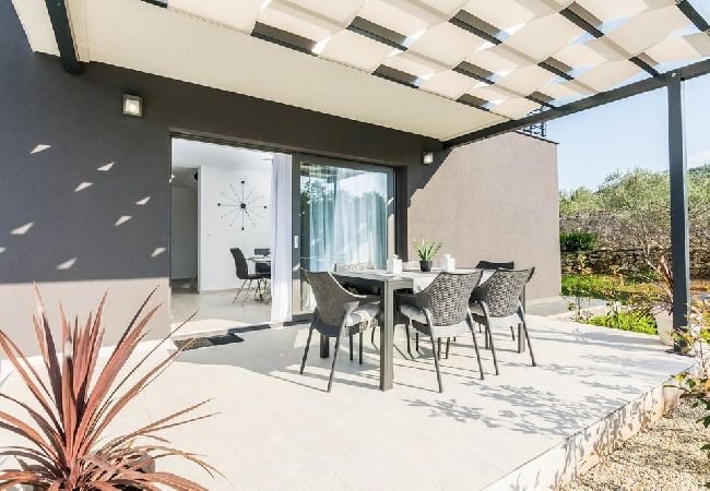 Maison à Ždrelac - Maison de vacances dans Ždrelac avec vue mer, terrasse, Climatisation, WIFI (4652-1) Maison à Ždrelac - Maison de vacances dans Ždrelac avec vue mer, terrasse, Climatisation, WIFI (4652-1)