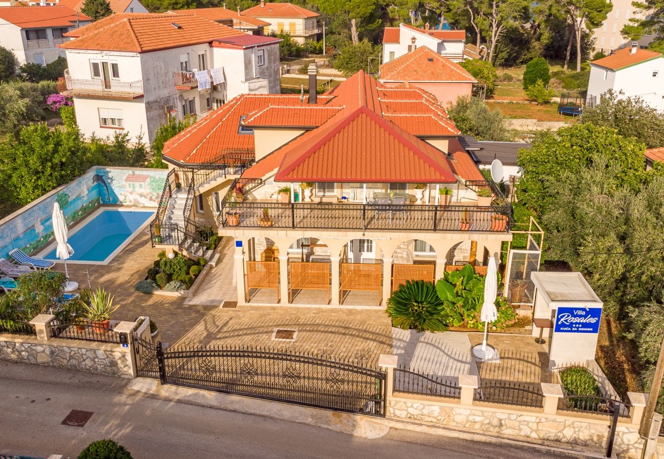 Maison à Ugljan - Maison de vacances dans Ugljan avec terrasse, Climatisation, WIFI, Machine à laver (4679-2)