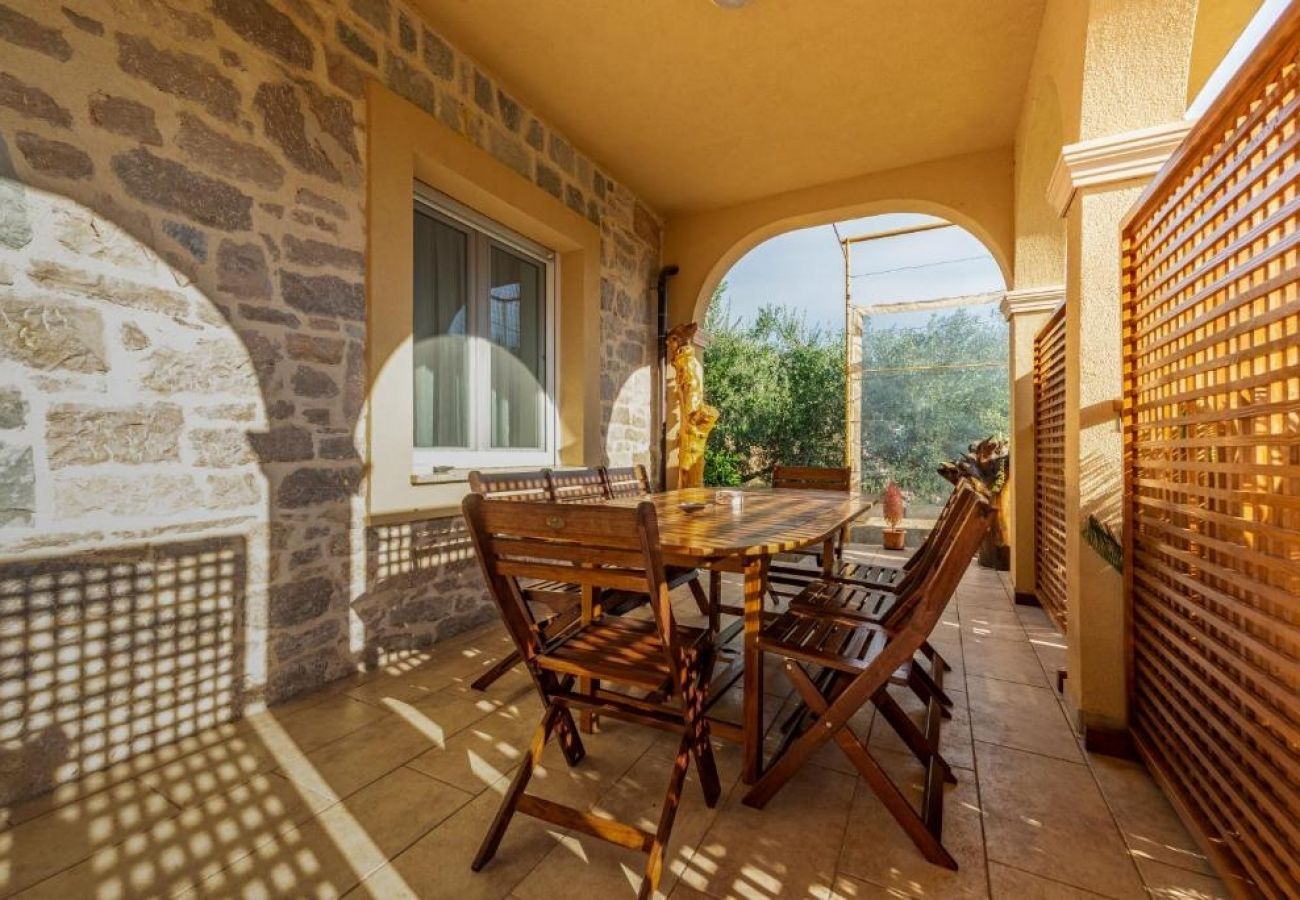 Maison à Ugljan - Maison de vacances dans Ugljan avec terrasse, Climatisation, WIFI, Machine à laver (4679-2)