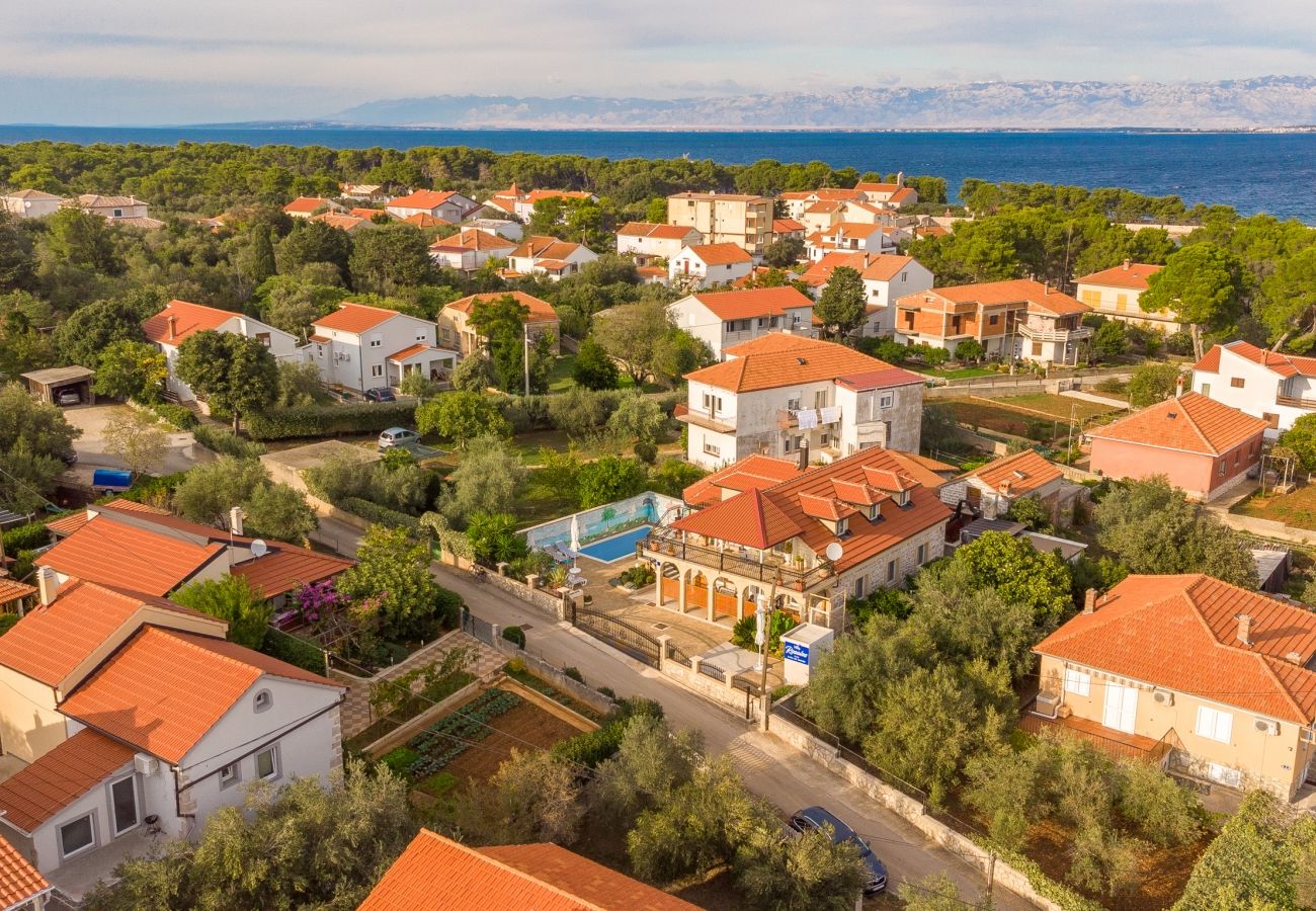 Maison à Ugljan - Maison de vacances dans Ugljan avec terrasse, Climatisation, WIFI, Machine à laver (4679-2)