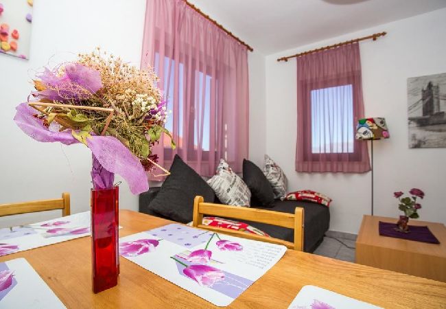 Appartement à Njivice - Appartement dans Njivice avec vue mer, Balcon, Climatisation, WIFI (4687-1) Appartement à Njivice - Appartement dans Njivice avec vue mer, Balcon, Climatisation, WIFI (4687-1)