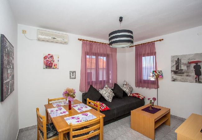 Appartement à Njivice - Appartement dans Njivice avec vue mer, Balcon, Climatisation, WIFI (4687-1) Appartement à Njivice - Appartement dans Njivice avec vue mer, Balcon, Climatisation, WIFI (4687-1)