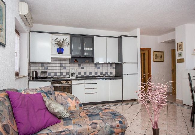 Appartement à Njivice - Appartement dans Njivice avec vue mer, Balcon, Climatisation, WIFI (4687-2) Appartement à Njivice - Appartement dans Njivice avec vue mer, Balcon, Climatisation, WIFI (4687-2)
