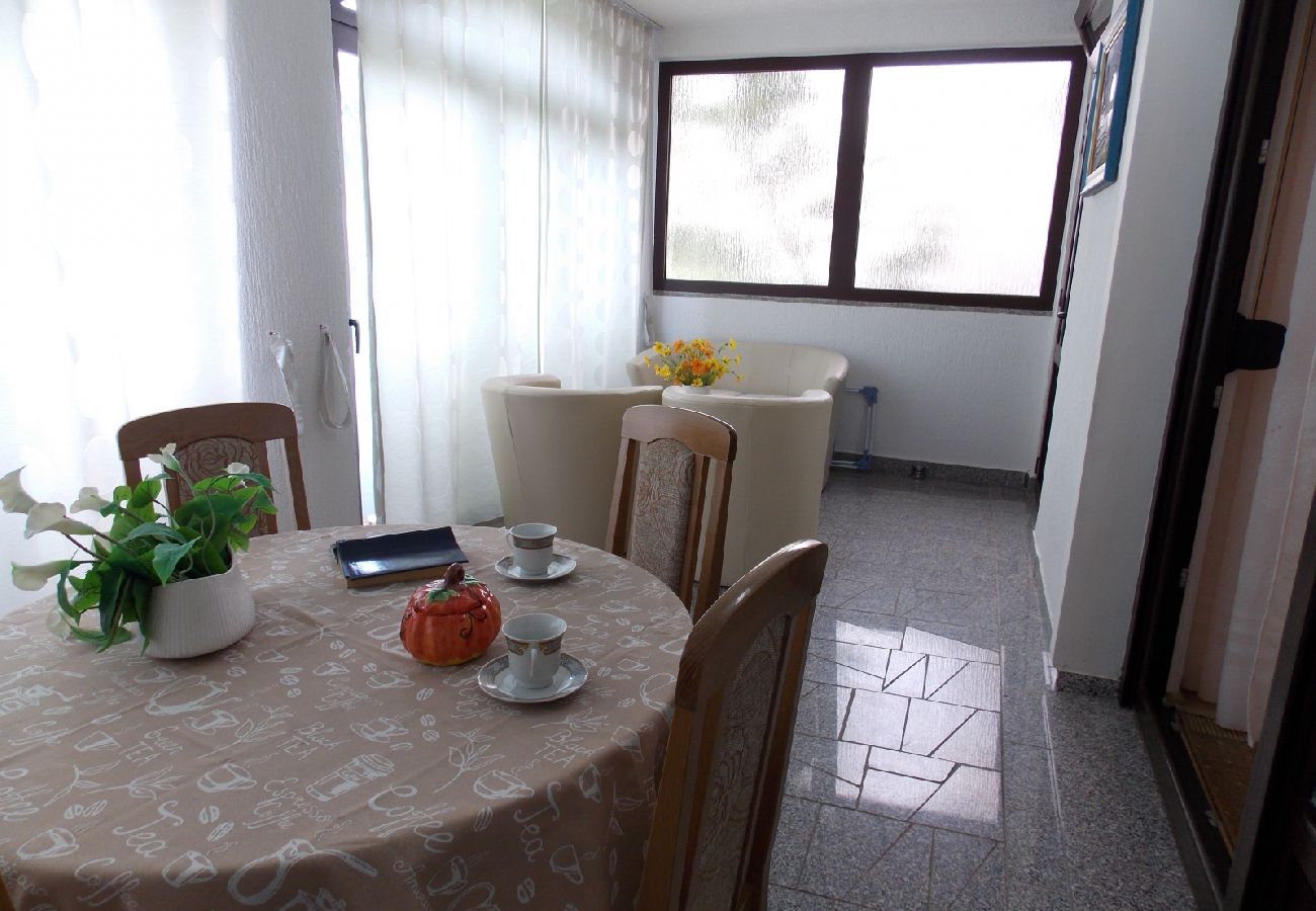 Appartement à Malinska - Appartement dans Malinska avec vue mer, terrasse, Climatisation, WIFI (4690-1)