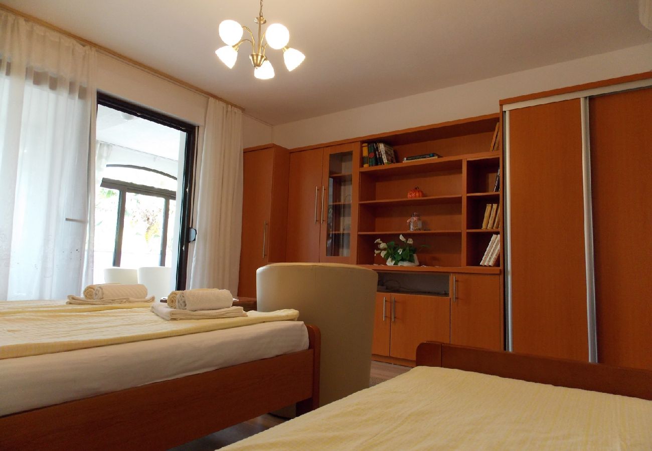 Appartement à Malinska - Appartement dans Malinska avec vue mer, terrasse, Climatisation, WIFI (4690-1)