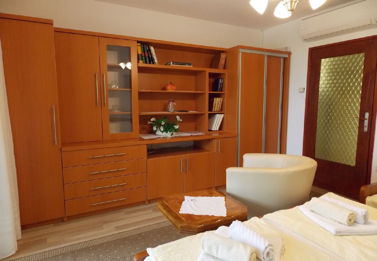 Appartement à Malinska - Appartement dans Malinska avec vue mer, terrasse, Climatisation, WIFI (4690-1)