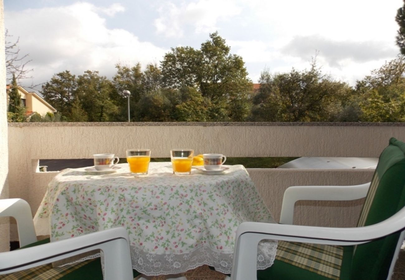 Appartement à Malinska - Appartement dans Malinska avec vue mer, terrasse, Climatisation, WIFI (4690-2)