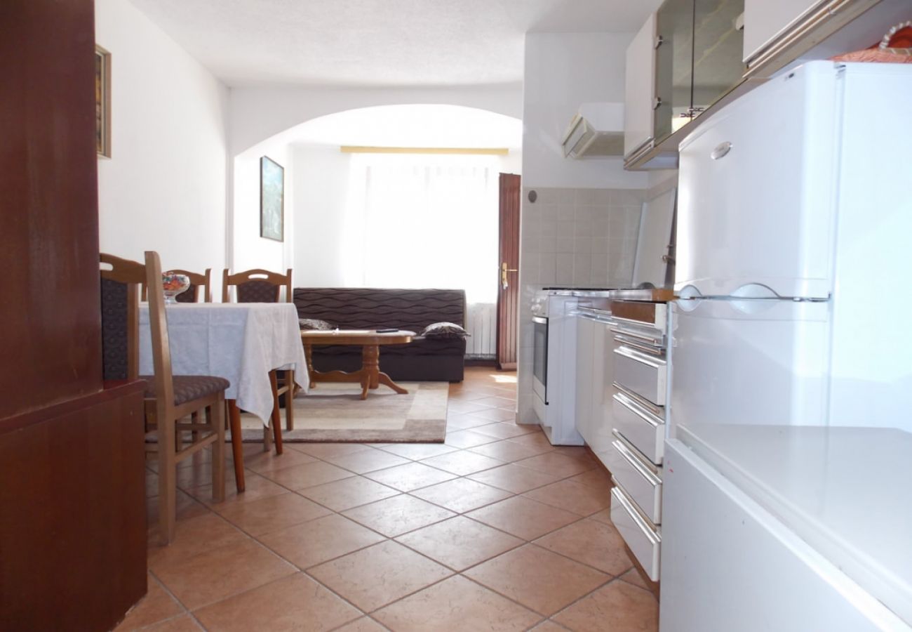 Appartement à Malinska - Appartement dans Malinska avec terrasse, WIFI, Machine à laver (4690-4)