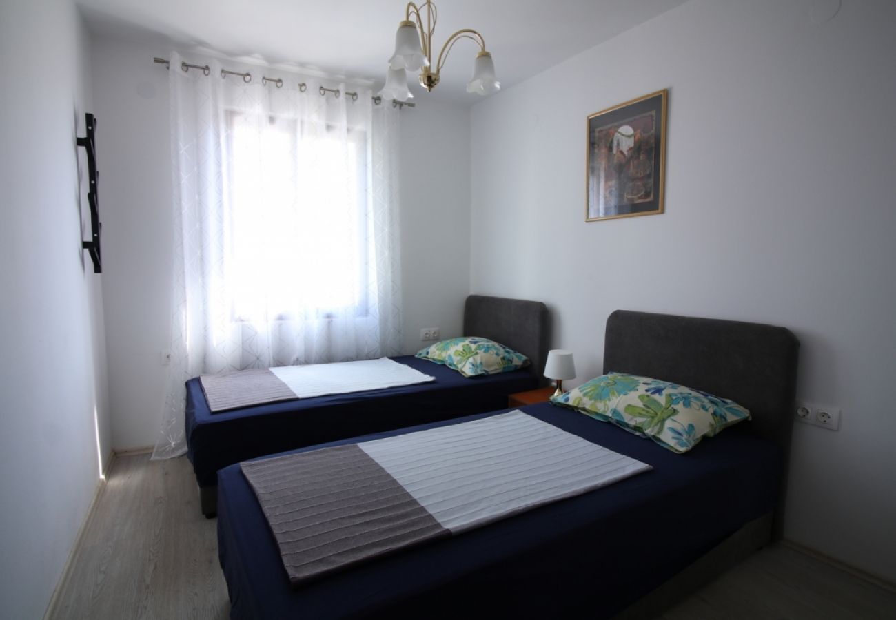 Appartement à Malinska - Appartement dans Malinska avec terrasse, Climatisation, WIFI, Machine à laver (4693-1)