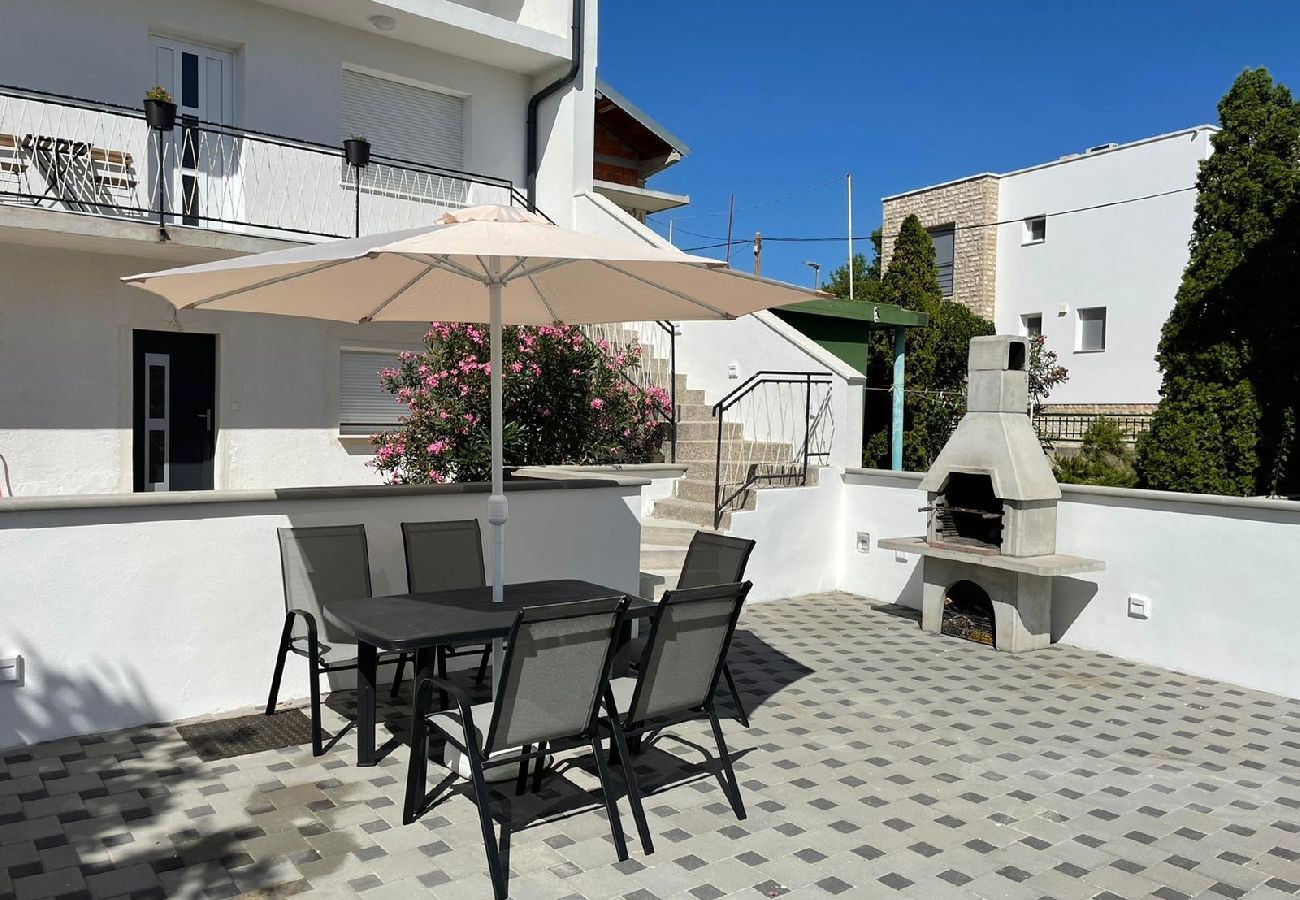 Appartement à Pirovac - Appartement dans Pirovac avec Balcon, Climatisation, WIFI (4717-1)